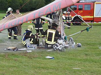 Am Flugplatz in der Au in Bad Kissingen hat sich am Montagabend ein Unfall ereignet. Ein Motor-Drachenflieger stürzte ab. Foto: Peter Rauch