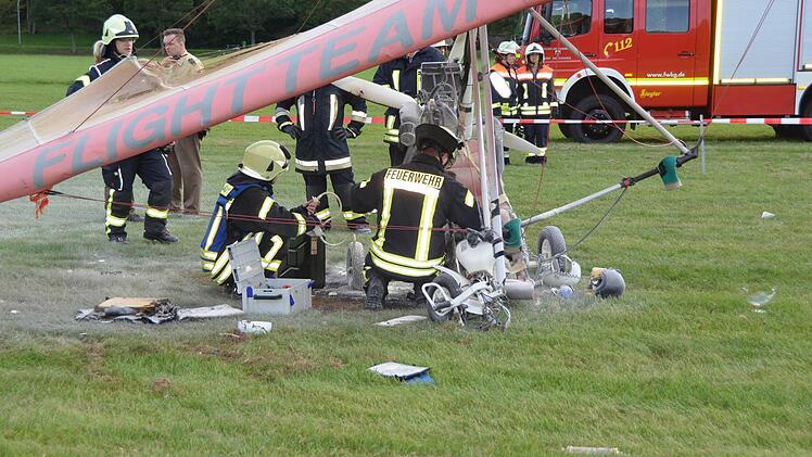 Am Flugplatz in der Au in Bad Kissingen hat sich am Montagabend ein Unfall ereignet. Ein Motor-Drachenflieger stürzte ab. Foto: Peter Rauch