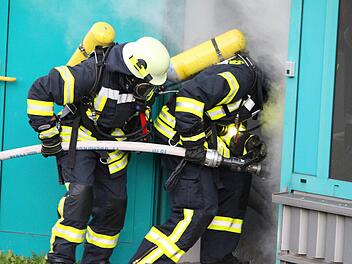 Zahlreiche Einsätze und Übungen standen bei der Wildfleckener Feuerwehr an. Hier konnten Atemschutzträger bei der Großübung am Bekleidungszentrum der Bundeswehr bei Wildflecken in das Gebäude vordringen. Foto: Sebastian Schmitt-Mathea