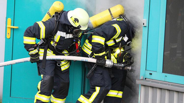 Zahlreiche Einsätze und Übungen standen bei der Wildfleckener Feuerwehr an. Hier konnten Atemschutzträger bei der Großübung am Bekleidungszentrum der Bundeswehr bei Wildflecken in das Gebäude vordringen. Foto: Sebastian Schmitt-Mathea