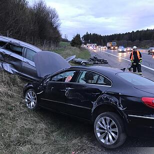 A9: 35-Jähriger verliert Kontrolle über sein Auto und kollidiert mit Anhängergespann