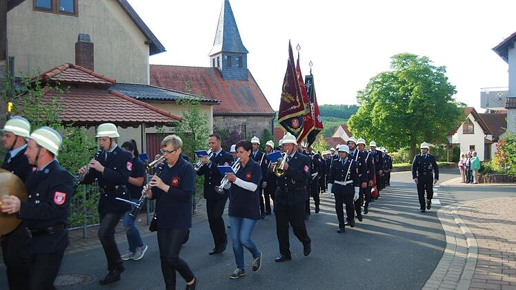 Die Parade mit den drei Feuerwehren der Gemeinde marschierte durch Singenrain. Foto: Isabell Gerr