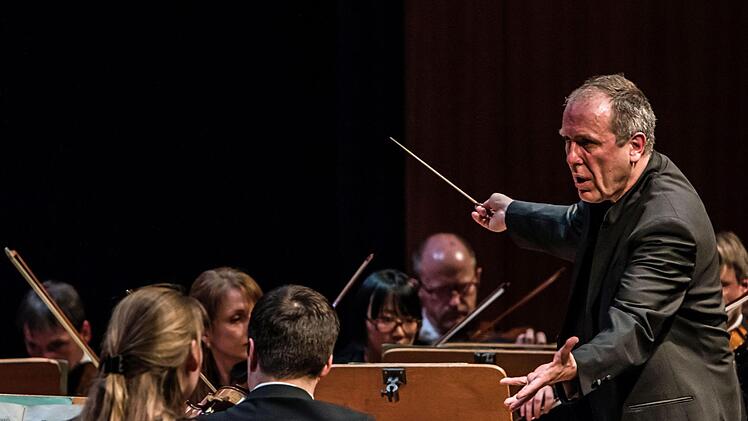 Bei der Beethoven-Gala im Coburger Kongresshaus begeisterte Alexander Lonquich gleich doppelt - als Pianist und als Dirigent des Philharmonischen Orchesters.Foto: Jochen Berger