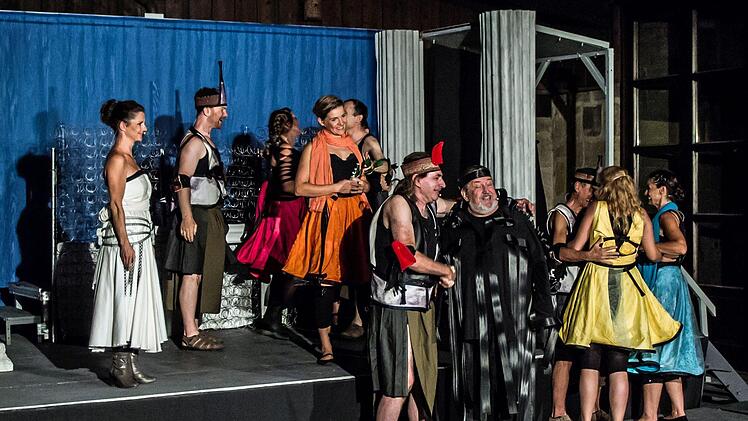 Happy End unter freiem Himmel: mit einer Musical-Version der Antiken Komödie "Lysistrata" gastierte der Fränkische Theatersommer in der Domäne Oeslau.Foto: Jochen Berger