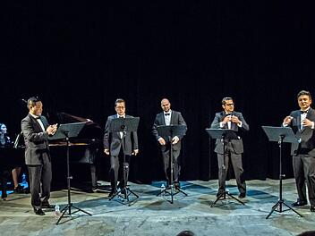 Umjubelt: Von Mina Kim am Klavier begleitet, begeisterten Jaehan Bae, Tae-Kwon Chu, Christian Huber, Marcello Mejia-Mejia und  Jinwook Jeong (von links) mit ihrem Liederabend "Love of Autumn" im Coburger Theater in der Reithalle.Foto: Jochen Berger