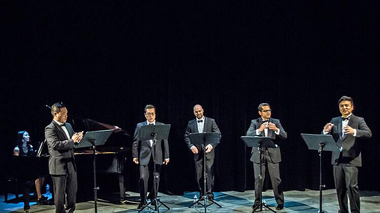 Umjubelt: Von Mina Kim am Klavier begleitet, begeisterten Jaehan Bae, Tae-Kwon Chu, Christian Huber, Marcello Mejia-Mejia und  Jinwook Jeong (von links) mit ihrem Liederabend "Love of Autumn" im Coburger Theater in der Reithalle.Foto: Jochen Berger