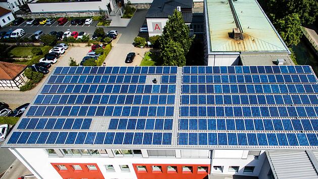 Photovoltaik auf dem Hauptgeb&auml;ude des Landratsamtes Forchheim. Foto: Landratsamt Forchheim