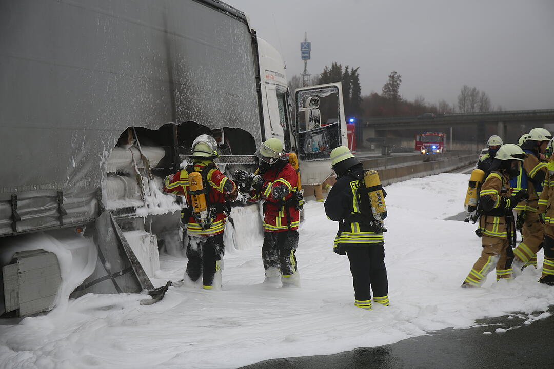 Nach Kollision mit Leitplanke: Lastwagen geht auf A9 in Flammen auf