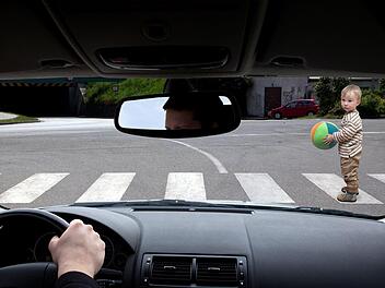 Ein Kind wurde in F&uuml;rth angefahren. Die Verursacherin floh vom Unfallort - nun sucht die Polizei Zeugen. Symbolfoto: zmijak/Adobe Stock