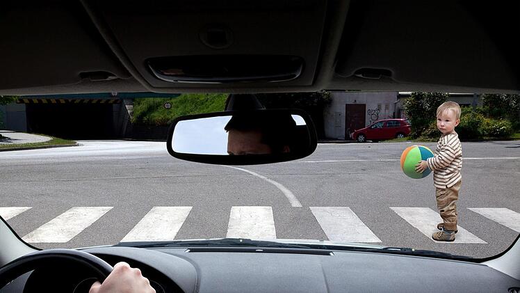 Ein Kind wurde in F&uuml;rth angefahren. Die Verursacherin floh vom Unfallort - nun sucht die Polizei Zeugen. Symbolfoto: zmijak/Adobe Stock