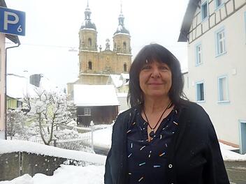 Monika März vor den Türmen der Basilika