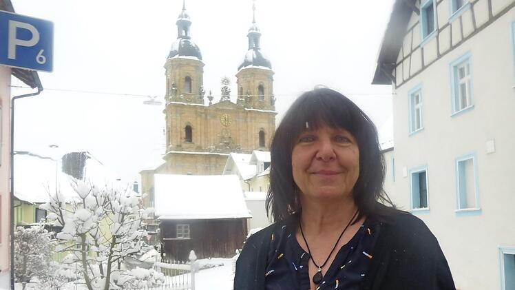 Monika März vor den Türmen der Basilika