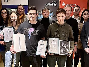 Wirtschaftsjunioren zeichneten die besten Schüler aus (v. l.): Nicole Dutschmann, Nicole Hack, Katharina Gmelch, Petra Endler, Luca Wolff, Thomas Gebhardt, Jonas Kaiser, Jürgen Bauer, Florian Kraus, Jehona Ahmeti und Johannes Stadter.