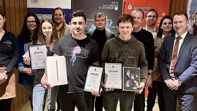 Wirtschaftsjunioren zeichneten die besten Schüler aus (v. l.): Nicole Dutschmann, Nicole Hack, Katharina Gmelch, Petra Endler, Luca Wolff, Thomas Gebhardt, Jonas Kaiser, Jürgen Bauer, Florian Kraus, Jehona Ahmeti und Johannes Stadter.