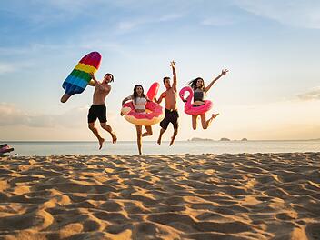 Holiday summer party with friends on the beach .Group of family  Sommerfest mit Freunden am Strand, Familiengruppe