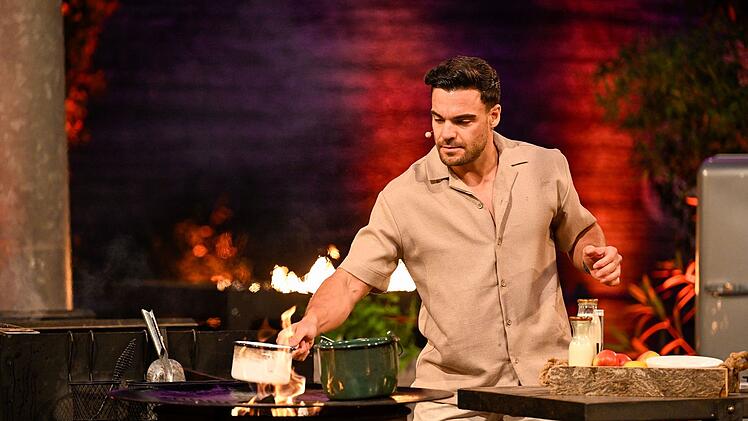 Stefano Zarrella fordert Henssler zur Nachspeise "Tortilla-Taschen mit Äpfeln und Vanillesauce" heraus.