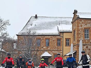 Einige Bezwinger der Giechburg mit ihren Fahrr&auml;dern im Burghof.