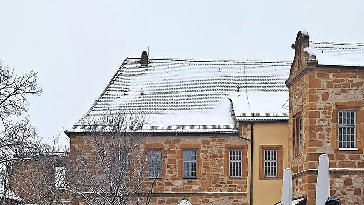 Einige Bezwinger der Giechburg mit ihren Fahrr&auml;dern im Burghof.