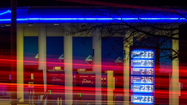 Ansbach: Betrunkener Mann zieht sich an Tankstelle komplett aus