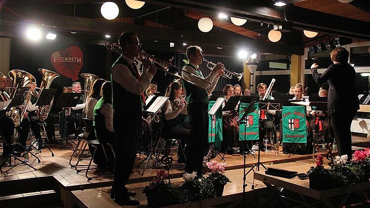 Herbstkonzert der Stadtkapelle Hammelburg in der Aula des Frobnius-Gymnasiums mit vielen musikalischen Facetten.