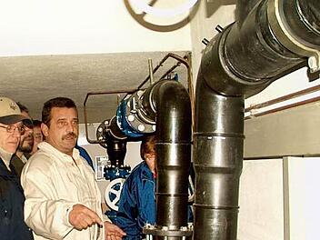 Derzeitige Innenausstattung des Thulbaer Wasserhauses. Der ehemalige Wasserwart Zink, der dem Ratsgremium die Anlage erklärt, ahnte 2006 noch nicht, dass ein teurer Umbau fällig wird. Foto: Archiv Günther Straub