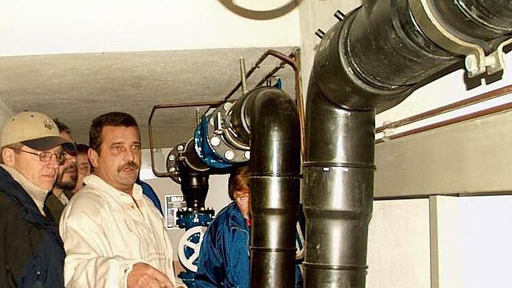 Derzeitige Innenausstattung des Thulbaer Wasserhauses. Der ehemalige Wasserwart Zink, der dem Ratsgremium die Anlage erklärt, ahnte 2006 noch nicht, dass ein teurer Umbau fällig wird. Foto: Archiv Günther Straub