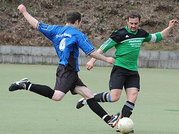 Beherzter Sprint, um drohendes Unheil zu vermeiden: Thomas Kiesel (links) vom TV Jahn Winkels attackiert den Haarder Torschützen und Spielführer Daniel Kerber . Foto: Hopf