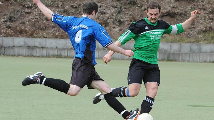 Beherzter Sprint, um drohendes Unheil zu vermeiden: Thomas Kiesel (links) vom TV Jahn Winkels attackiert den Haarder Torschützen und Spielführer Daniel Kerber . Foto: Hopf