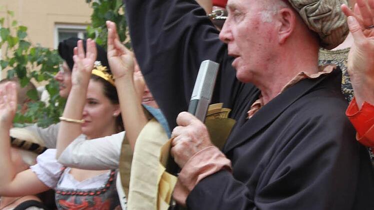 Professor Reich unterweist die Staffelsteiner im Rechnen mit den Fingern - wie zu Adam Rieses Zeiten üblich.