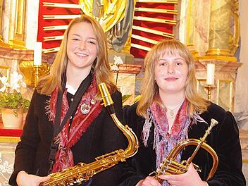 Silke Welsch (links) und Maria Gerber spielen seit zehn Jahren im Kreisauswahlorchester. Fotos: Heike Schülein