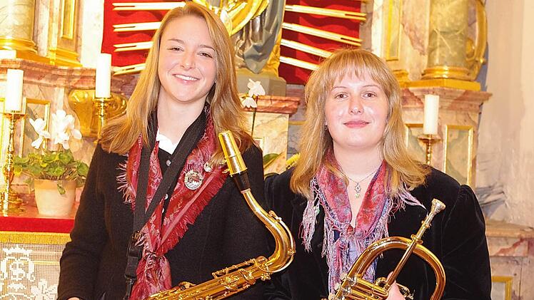 Silke Welsch (links) und Maria Gerber spielen seit zehn Jahren im Kreisauswahlorchester. Fotos: Heike Schülein
