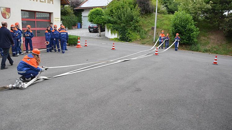 Acht Aufgaben erfüllten die jungen Feuerwehrleute (hier beim Schlauchflechten).