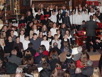 Fünf Lieder zum Advent mit den zwei Dirigenten Maria Thamm-Kaufmann und Rüdiger Kaufmann Foto: Johanna Blum
