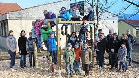 Die Schüler der Klasse 1a sind begeistert von den neuen Spielgeräten. Mit ihnen freuen sich Mitglieder des Elternbeirates. Foto: Gerold Snater