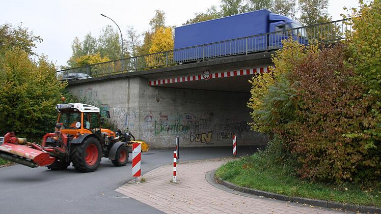 Neben der Unterführung der Steinmauer ist eine neue Radweg-Brücke geplant. Fotos: Ralf Ruppert
