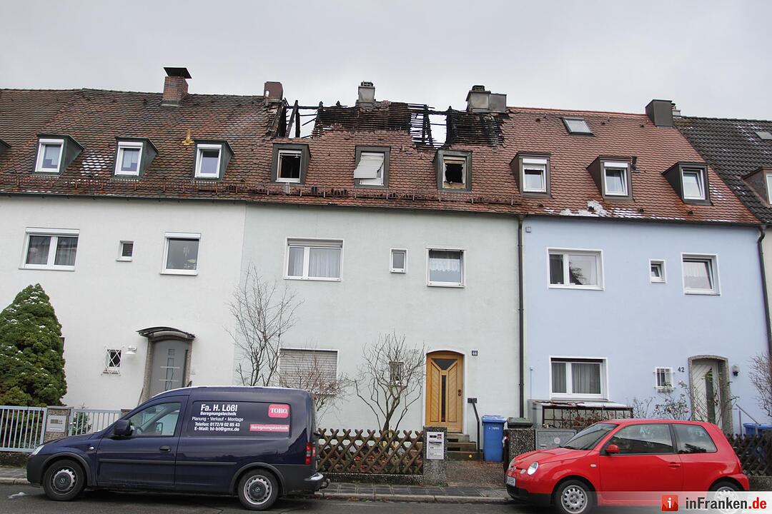 Dachstuhl von Wohnhaus stand in Flammen