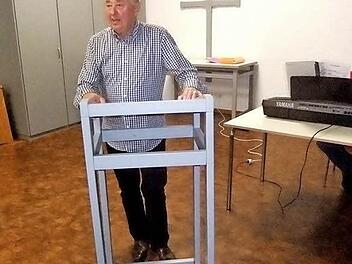 Projektleiter Leonhard Fehn vom Club der Arbeitssuchenden referierte vor Mitgliedern der Kreise Coburg, Kronach, Lichtenfels und Sonneberg in Rödental. Foto: Rainer Glissnik