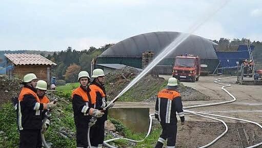Sie stehen nicht auf dem Schlauch: Auch wenn lange Schlauchstrecken benötigt wurden, um den Aussiedlerhof Lanz zu "löschen", klappte die Übung der Feuerwehren reibungslos. Bei der Alarmübung am 17. Oktober waren auch die Rupbodener Feuerwehrkameraden im Einsatz. Foto: Roland Müller