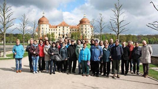 Sonnenschein und frischen Wind gab"s vor dem barocken Schloss Moritzburg.  Foto: Arnold Nöth