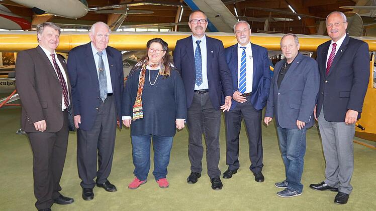 Teilnehmer der Gesprächsrunde auf der Wasserkuppe waren (von links): Udo Beran, Gerhard Allerdissen, Claudia Stengele, Gunter Schmidt, Hans Schwägerl, Dr. Manfred Neidert und Bürgermeister Manfred Helfrich.  Foto: Marion Eckert