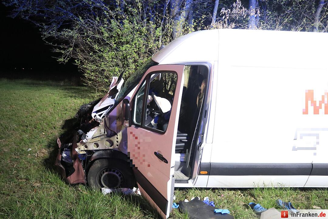 A3: Kleintransporter fährt auf Lkw auf – Fahrer wird schwer verletzt