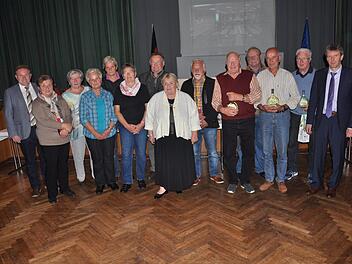 Geehrte Gründungsmitglieder (v. l.): Bürgermeister Matthias Klement, Hildegard Dotzel, Karola Schlosser, Barbara Röder, Andrea Wehner, Marga Thain, Horst Bub, Margot Petzel (BSKV-Präsidentin), Bernd Hub, Armin Schneider, Helmut Rost, Rolf Frank und Rüdiger Schusser. Daniel Wiener