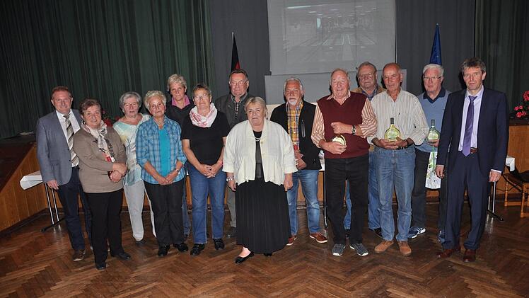 Geehrte Gründungsmitglieder (v. l.): Bürgermeister Matthias Klement, Hildegard Dotzel, Karola Schlosser, Barbara Röder, Andrea Wehner, Marga Thain, Horst Bub, Margot Petzel (BSKV-Präsidentin), Bernd Hub, Armin Schneider, Helmut Rost, Rolf Frank und Rüdiger Schusser. Daniel Wiener