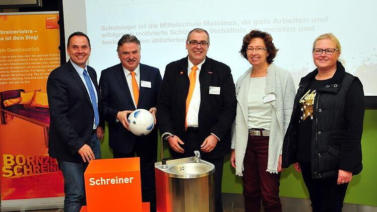 Schulleiter Alexander Battistella, Landrat Klaus Peter S&ouml;llner und Obermeister J&uuml;rgen Bodenschl&auml;gel von der Kulmbacher Scheinerinnung (von links) &uuml;bergaben einen Trinkwasserspender an (weiter nach rechts) Doris H&ouml;rath und Katja Faust von der Mttelschule Mainleus. Foto: Stephan Herbert Fuchs