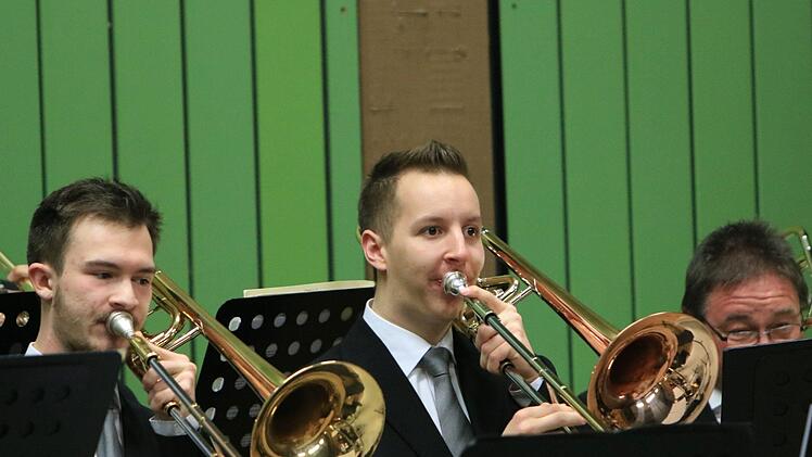 Viel Beifall gab es in Neustadt für die Uraufführung der 2. Sinfonie des in Ahorn lebenden Komponisten Gerhard Deutschmann. Umjubelte Solistin beim Konzert der Musikfreunde unter Leitung von Hans Stähli war die Cellistin  Hanna Pyrozhkova.Foto: Jochen Berger