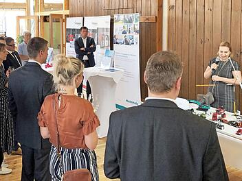 Rund 20 Unternehmen aus der Region präsentierten sich im Foyer der Eventscheune. Foto: privat
