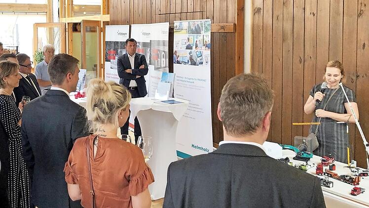 Rund 20 Unternehmen aus der Region präsentierten sich im Foyer der Eventscheune. Foto: privat