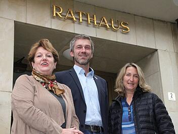 Jochen Vogel möchte Bürgermeister von Bad Brückenau werden. Darüber freuen sich die jetzige Amtsinhaberin Brigitte Meyerdierks (links) und Heike Kötzner, Vorsitzende des CSU-Ortsverbandes. Foto: Ulrike Müller