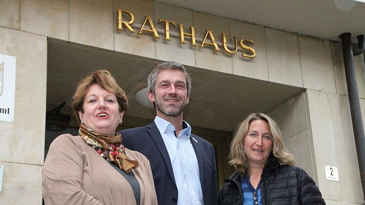 Jochen Vogel möchte Bürgermeister von Bad Brückenau werden. Darüber freuen sich die jetzige Amtsinhaberin Brigitte Meyerdierks (links) und Heike Kötzner, Vorsitzende des CSU-Ortsverbandes. Foto: Ulrike Müller
