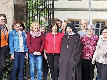 Ein freudiges und besinnliches Wochenende erlebten die Mitglieder der Selbsthilfegruppen für an Krebs erkrankte Frauen aus Bad Staffelstein und Kulmbach in der Abtei Maria Frieden in Kirchschletten bei Zapfendorf. Mit im Bild Äbtissin Mechthild Thürmer Foto: Rainer Glissnik